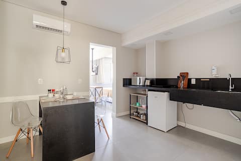 Airbnb em destaque: Cozy studio in Floripa's downtown with Wi-Fi em Centro