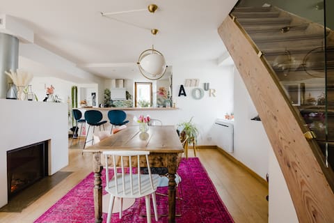 Pleasant townhouse with fireplace and garden.