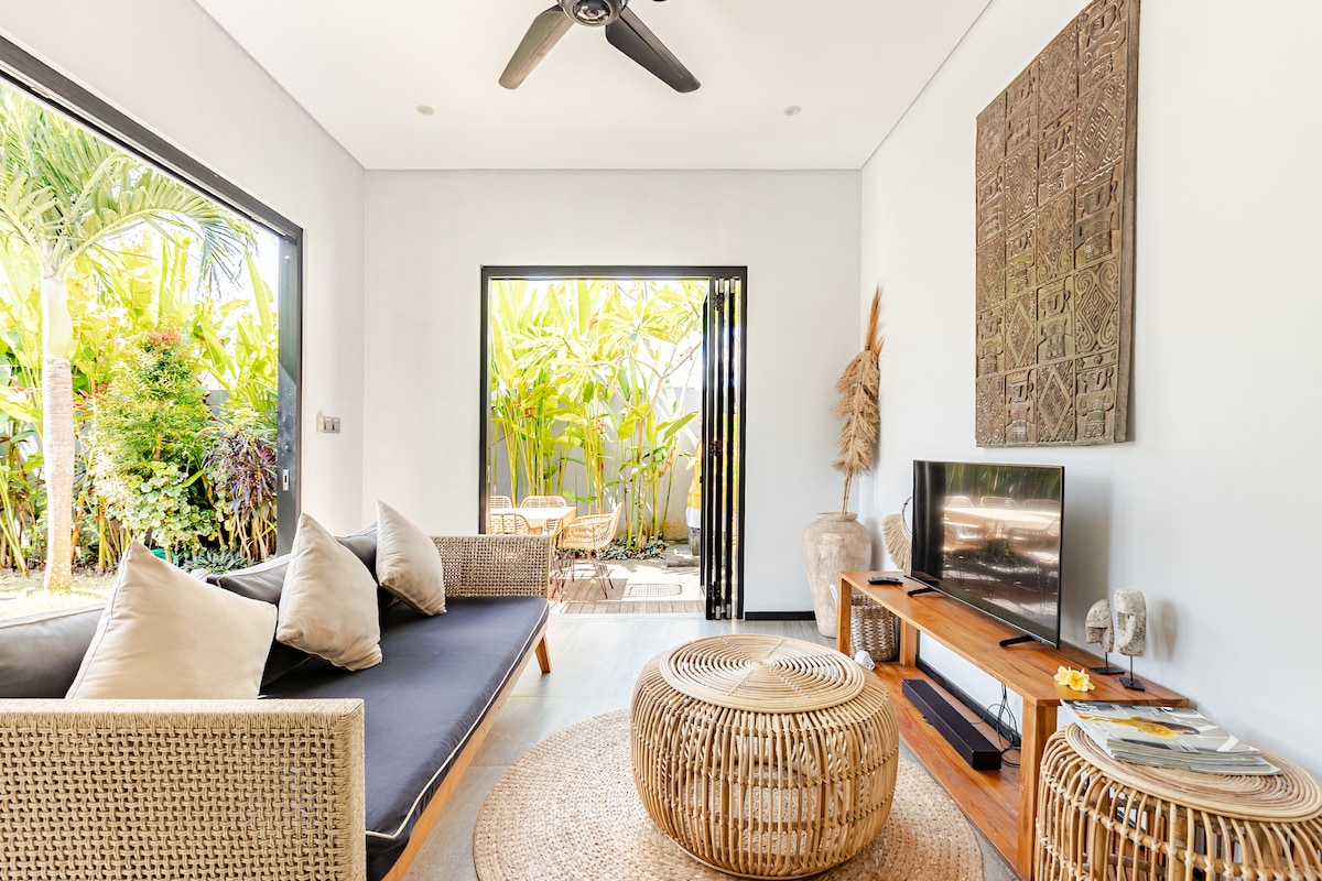 Villa in Bingin · ★4.72 · 4 bedrooms · 4 beds · 4.5 baths, Airbnb karşılaştırması