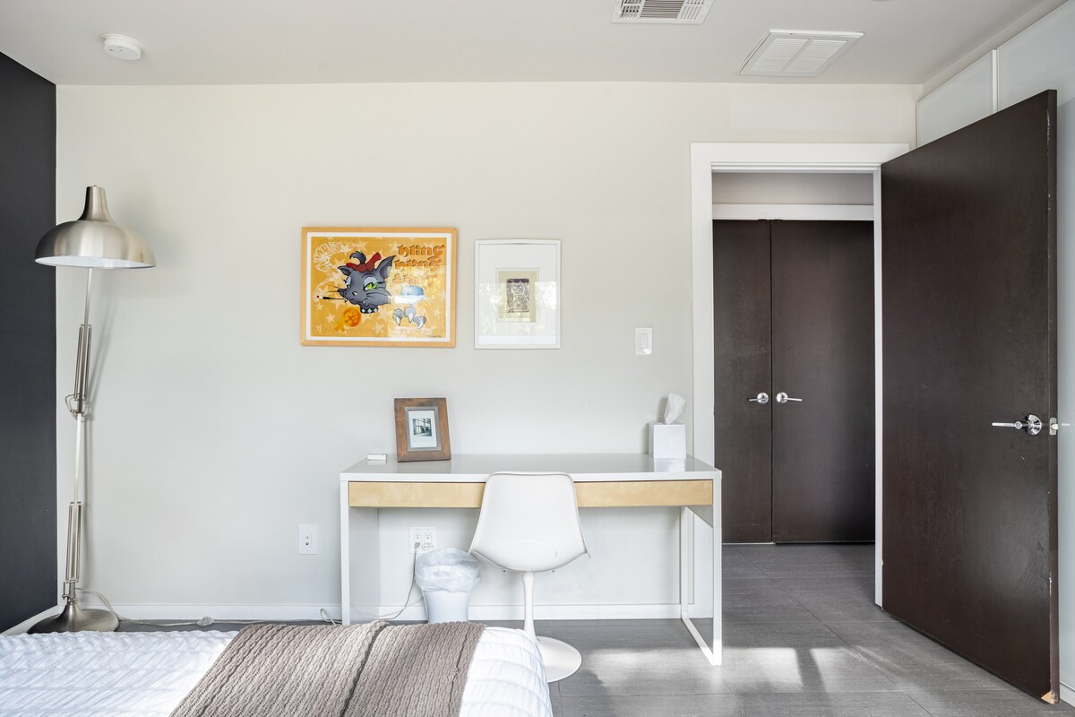Wow, Glass-Walled Design Bungalow near University of Texas
