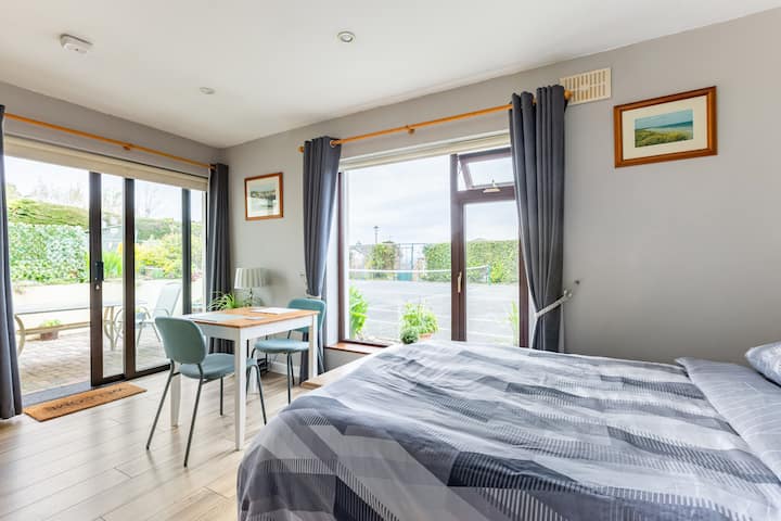 1 Bed Ensuite Apartment In House Free Parking - Wicklow
