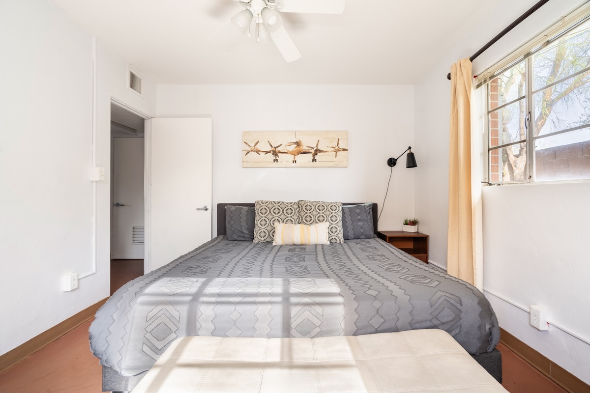 - Odmorite se u mirnom utočištu za opuštanje u našoj privlačnoj spavaćoj sobi u stanu u Tucsonu
- Uživajte u spokoju u elegantno uređenoj spavaćoj sobi s udobnim bračnim krevetom
- Napunite baterije u prostranom utočištu koje nudi dovoljno prostora za opuštanje