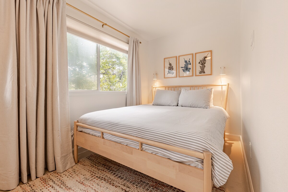 Quiet, bright corner unit with covered parking