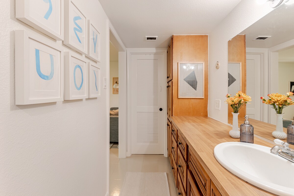 Quiet, bright corner unit with covered parking
