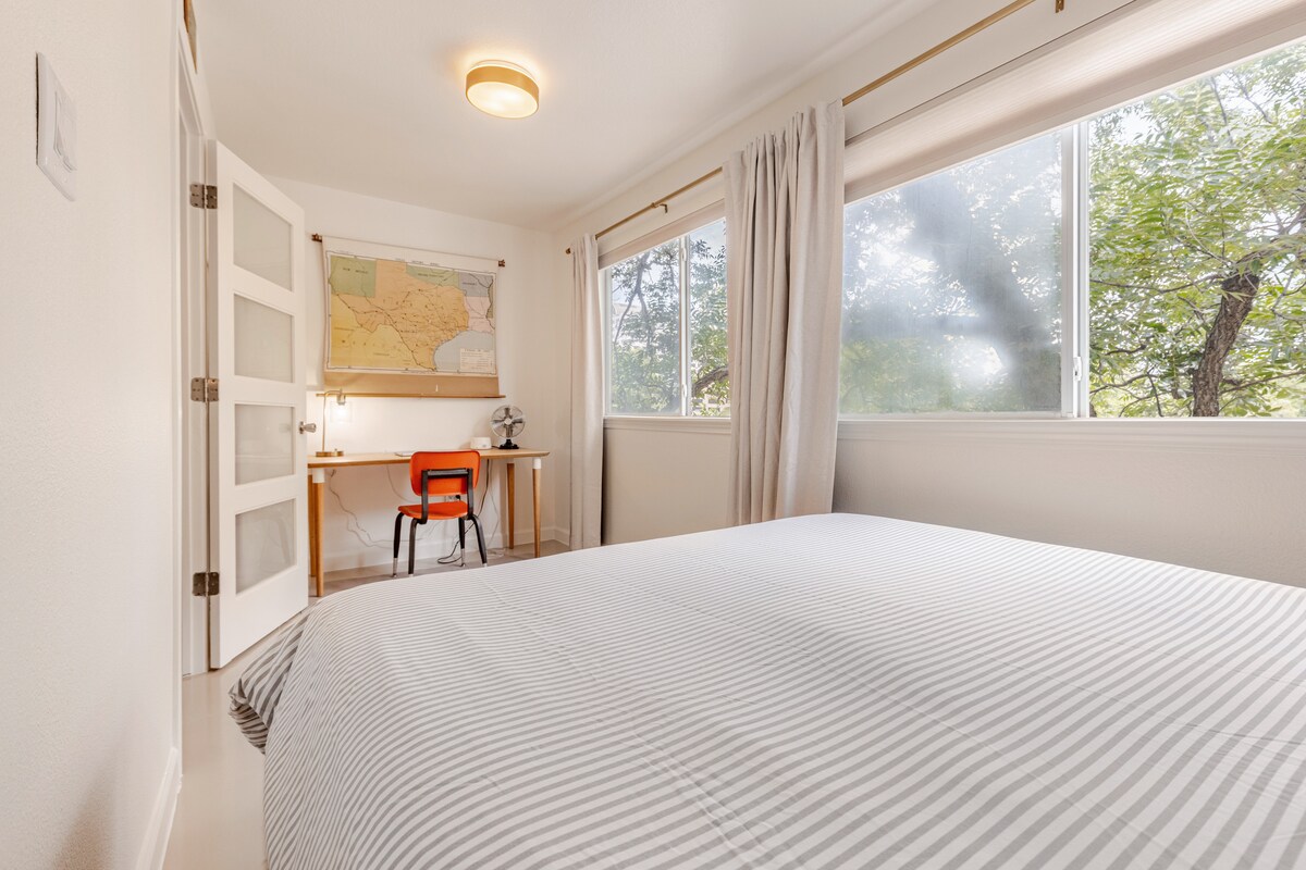 Quiet, bright corner unit with covered parking