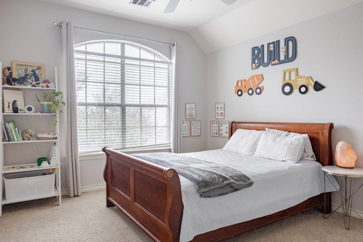 נוחו בחדר השינה עם מיטת הקווין סייז המלא באור טבעי. מרחב מואר ומרגיע שבו תוכלו להירגע, להיטען וליהנות משנת לילה שלווה במהלך השהייה באוסטין.