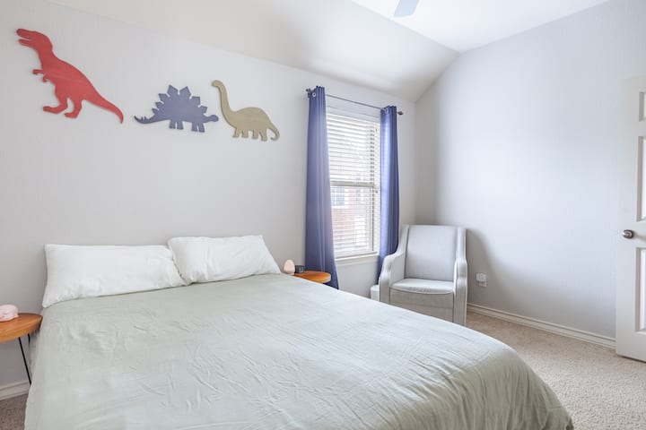 להתמקם בחדר שינה קווין סייז מזמין נוסף, המיועד לנוחות ורגיעה. מושלם למשפחות או חברים, הוא מציע שנת לילה מרגיעה כדי להיטען להרפתקאות שלכם באוסטין.