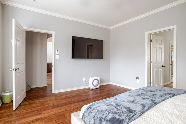 הירגעו בחדר השינה הראשי עם תאורה פתוחה, רצפות עץ, מטהרי אוויר, סדינים מקורקעים וטלוויזיה עם מסך גדול המורכבת על הקיר. תיהנו משינה נינוחה ונוחות מודרנית במהלך השהייה באוסטין.