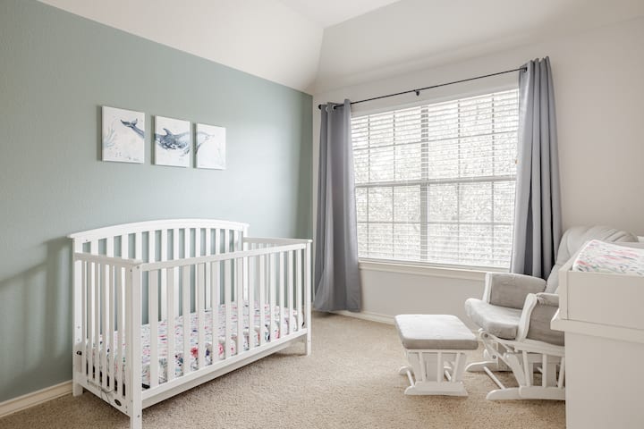 הניחו את הקטן שלכם בעריסה הנעימה עם כיסא נדנדה בקרבת מקום. תיהנו מנוחות ושקט נפשי בידיעה שלמשפחתכם יש את כל מה שצריך ללילות מרגיעים במהלך השהייה באוסטין.