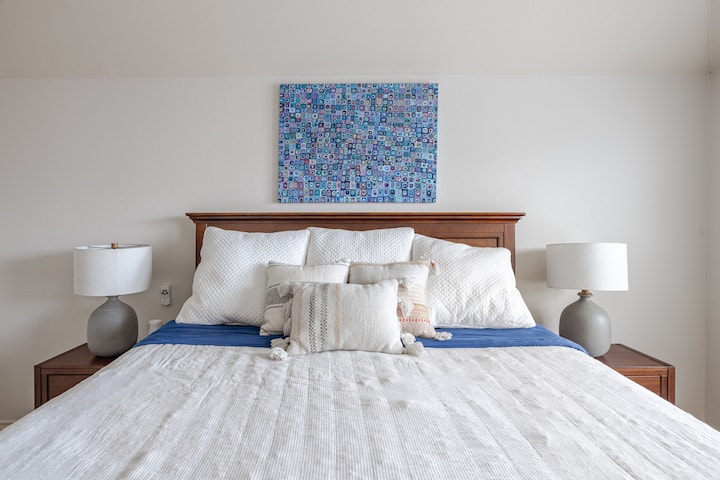 נוחו בקומה העליונה במיטת קינג סייז מעץ עם חדר רחצה פרטי. תיהנו מנוחות, פרטיות ומפלט שקט כדי להיטען במהלך החופשה שלכם באוסטין.