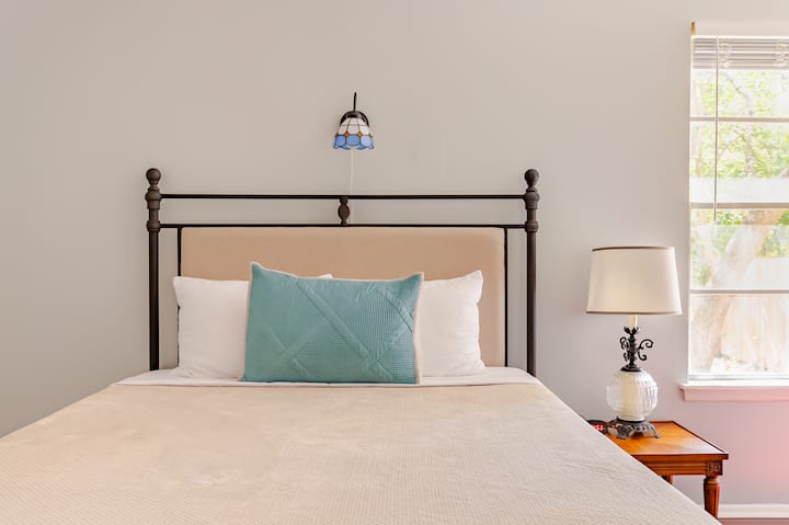 Dormitorio principal con colchón de lujo y baño en suite.