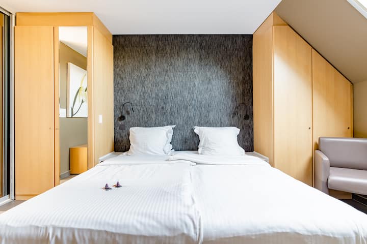 Krevat dopio "Queen" i dhomës sonë më të madhe 'Sylvie'.
Kjo dhomë është e pajisur me një banjë ensuite
Televizor me Google Chromecast, ajër të kondicionuar, ambiente kafeje dhe çaji, dritare Velux me telekomandë.