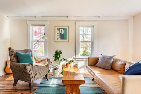 Sweet 1-Bedroom Apartment in Vintage Village Cape