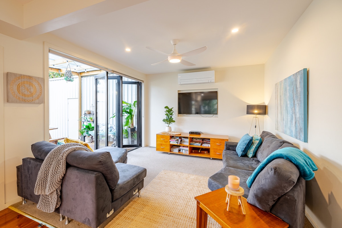 Top Airbnb: Mod 1 Bed 100m Beach Walk to Town Free WIFI/Foxtel in St Leonards