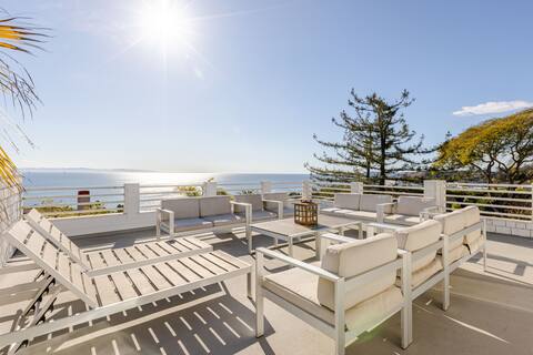 Sweeping Ocean Views, Beach & Hot Tub Summerland!