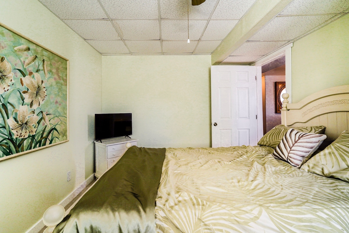 Este es el segundo dormitorio.  Se encuentra junto a la sala de billar de abajo.  Esta es también una cama tamaño queen. 