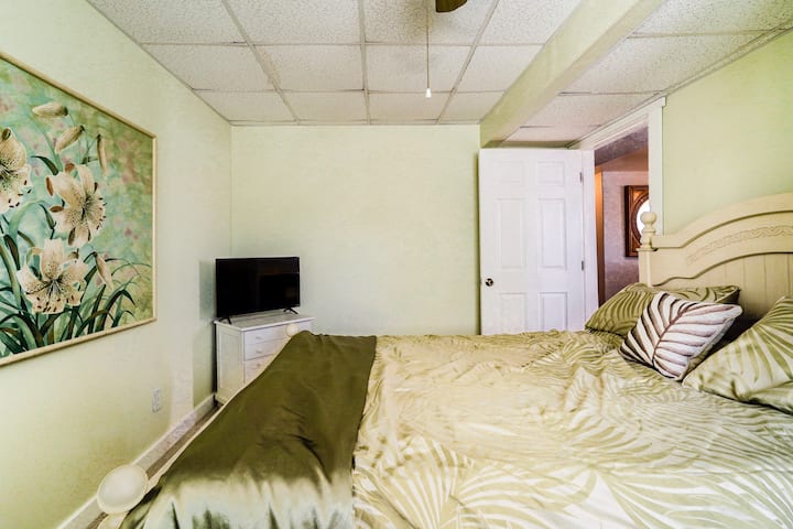 Kjo është dhoma e dytë e gjumit.  Ndodhet jashtë dhomës së bilardos poshtë.  Ky është gjithashtu një krevat dopio "queen" 