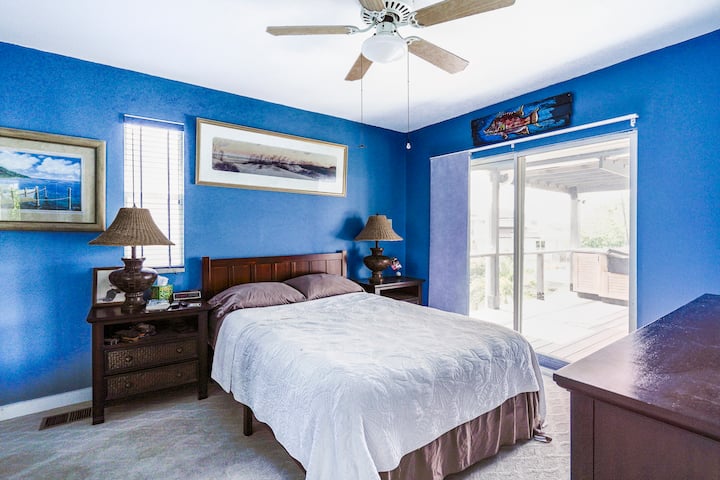 Dhomë gjumi Master me krevat dopio "queen".  Të çon në pjesën e pasme të lanait në katin e sipërm.  