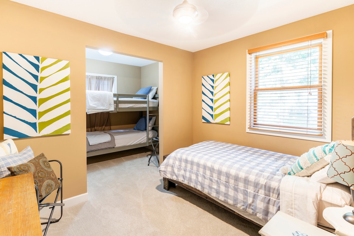 上下铺有趣的睡眠角落！这间客房内有3张单人床。 有很多舒适的毯子和干净的床上用品，混合搭配（但仍然有颜色协调的）床上用品。 为什么要保持无聊和匹配，对吗？ ？ 把事情混在一起，玩得开心，很有趣！