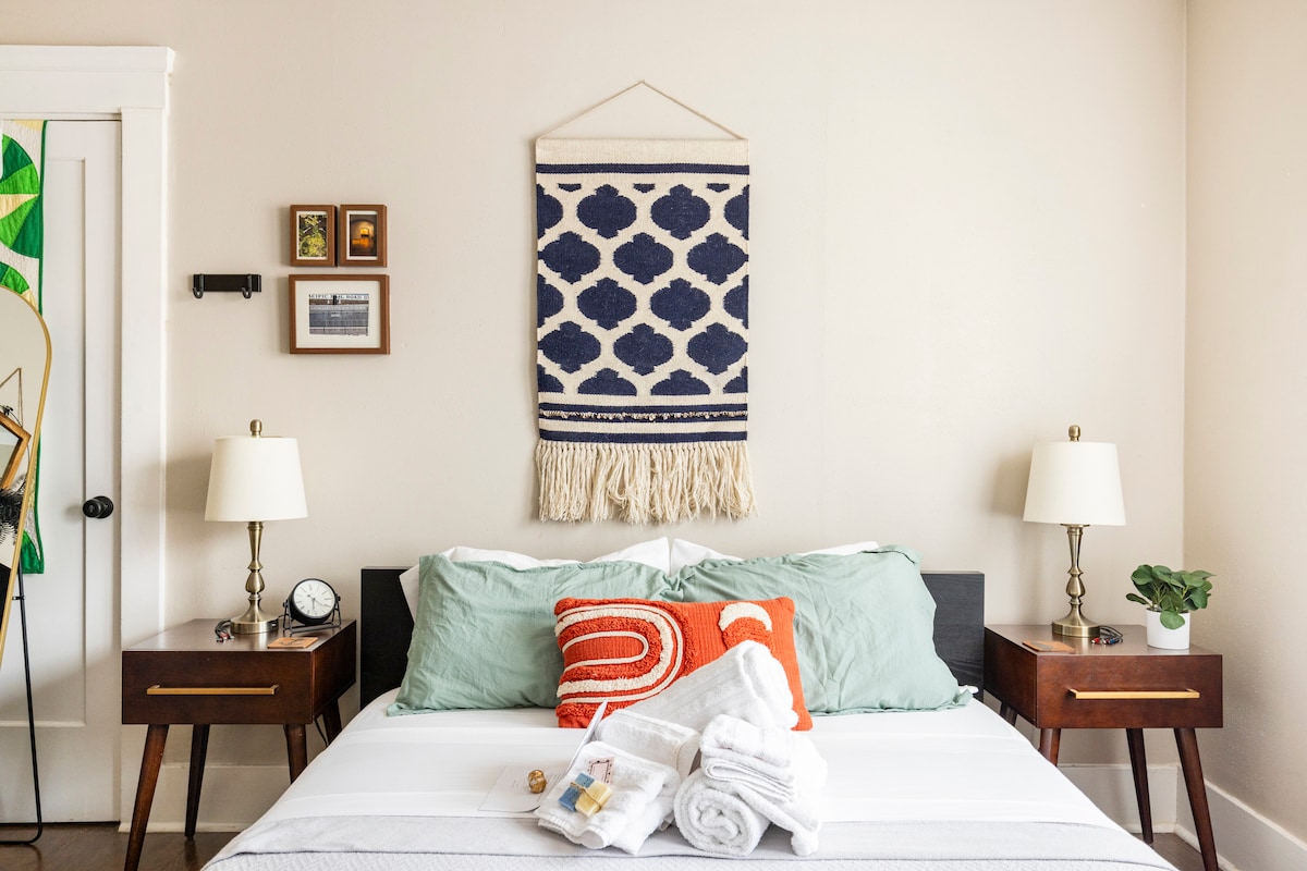 Თქვენი მყუდრო საცხოვრებელი მოიცავს სრულ საწოლს, ორ ღამის გასათევს ნათურებით და დასამუხტი კაბელებით. 