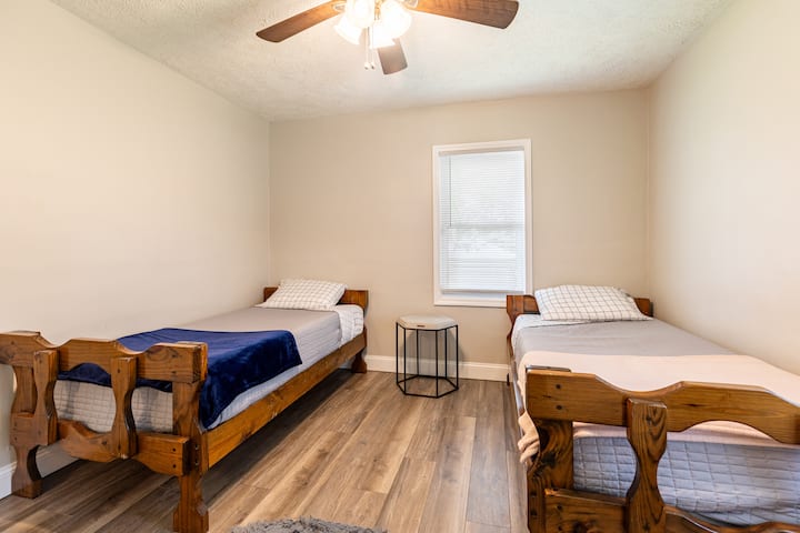★ GAME ROOM ★ Renovated 2 Bedroom Entire House