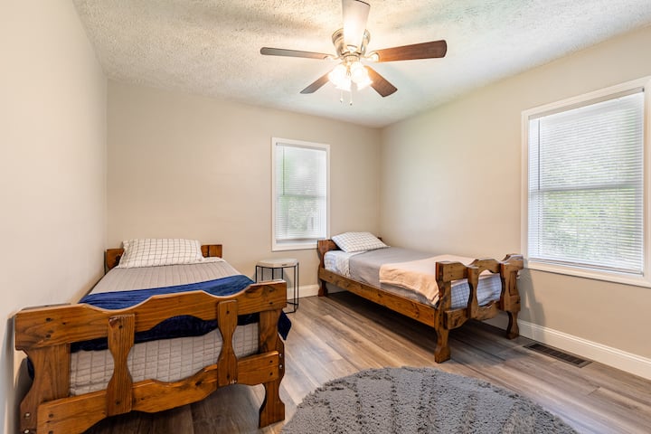 ★ GAME ROOM ★ Renovated 2 Bedroom Entire House