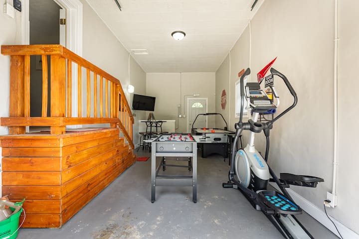 ★ GAME ROOM ★ Renovated 2 Bedroom Entire House