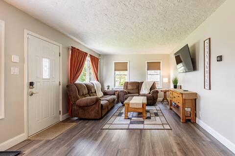 ★ GAME ROOM ★ Renovated 2 Bedroom Entire House