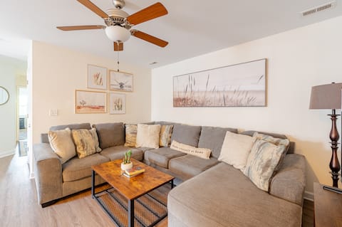 Top Airbnb: Beach Getaway: Scooters + Ping Pong + Beach Gear in Surf City