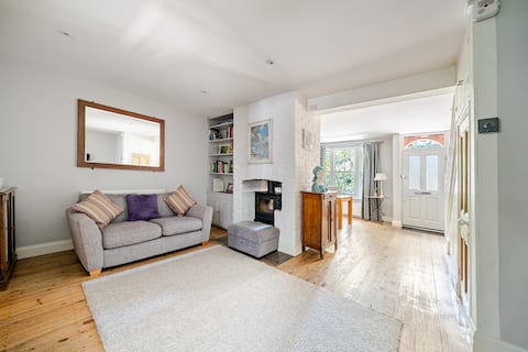 Charming terrace in the heart of Bray village
