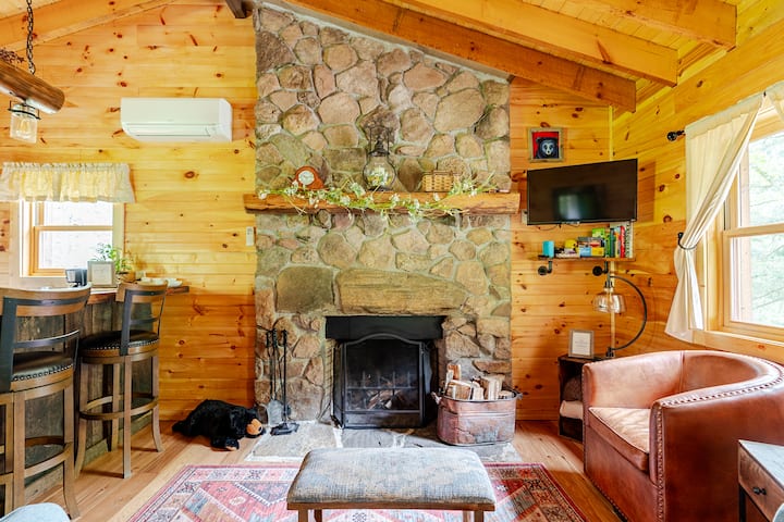 Romantic Creekside Cabin Retreat- No Cleaning Fee! - Roan Mountain, TN