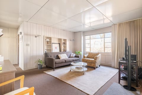 Unique porcelain-enamel paneled "Lustron" home