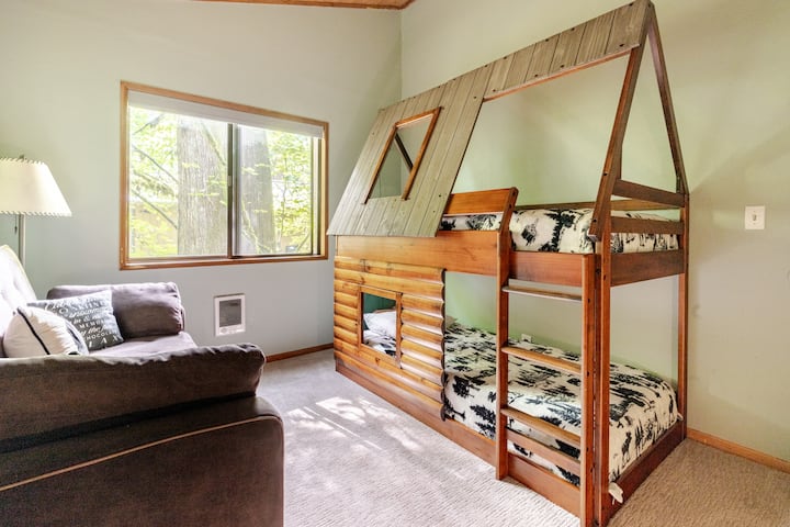  Táto spálňa na hlavnom poschodí má poschodovú posteľ s dvojitým zrubom.