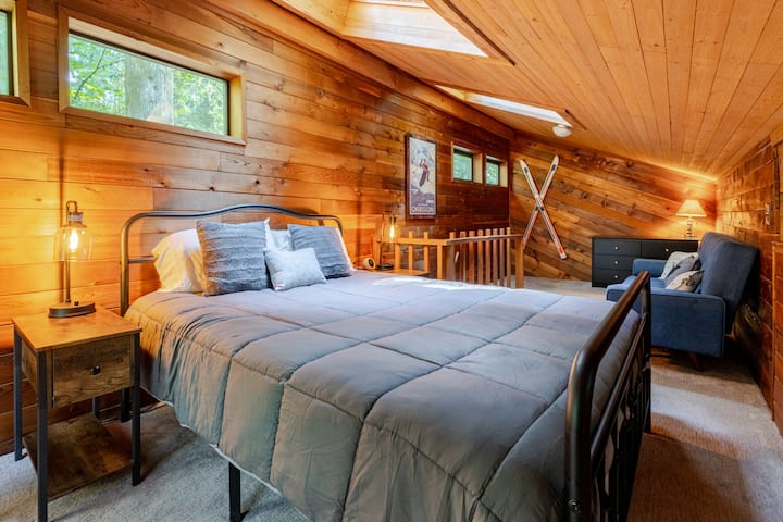 Zažite kúzlo spánku pod hviezdami v našej romantickej podkrovnej spálni na pohorí Mt. Hood Hideout cabin. Strešné okno nad manželskou posteľou vám umožní pozerať sa na nočnú oblohu a ponoriť sa do krásy prírody. ✨