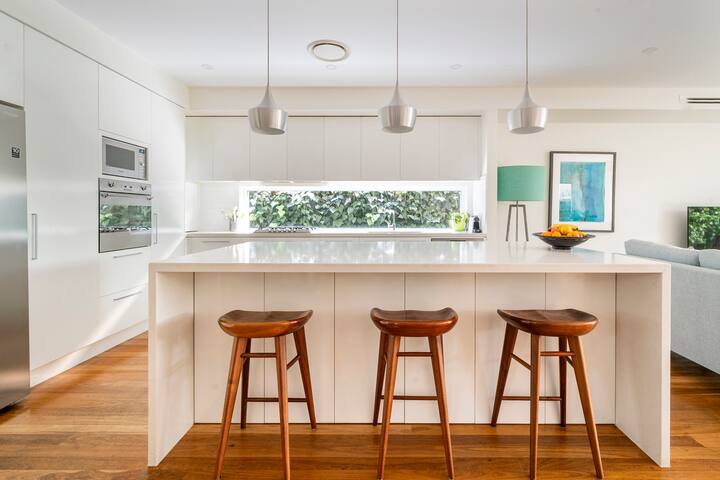 City escape – 4 bed home + granny flat and pool gallery image 5