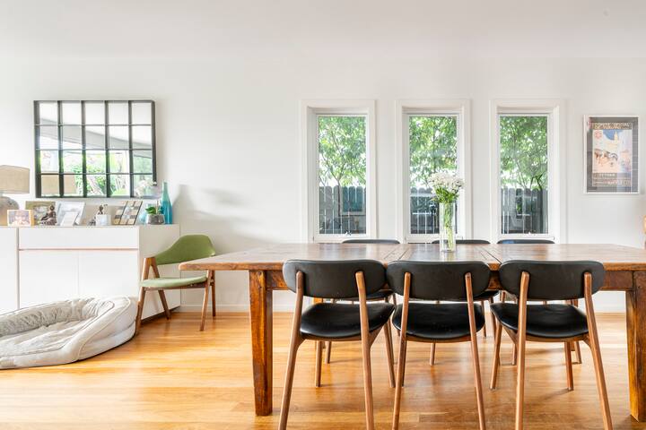 City escape – 4 bed home + granny flat and pool gallery image 4