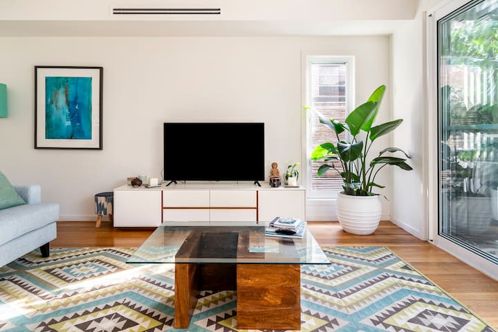 City escape – 4 bed home + granny flat and pool gallery image 2