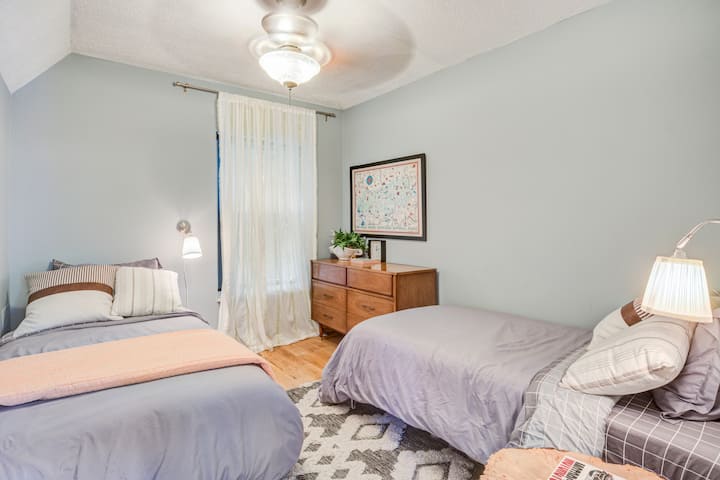 Პირველი სართულის საძინებელში არის 2 ორადგილიანი საწოლი, ოთახის გამუქებული ფერები, შუა საუკუნეების თანამედროვე კომოდი და მარტივი წვდომა ძირითად საცხოვრებელ სივრცეზე.