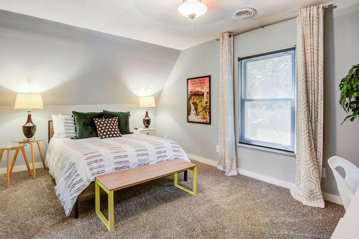 მე-2 სართულის საძინებელში არის ორადგილიანი საწოლი, სამუშაო მაგიდა/სამუშაო სივრცე, კედელზე მიმაგრებული ტელევიზორი, შესანიშნავი ბუნებრივი განათება, ჭერის ვენტილატორი და ოთახის გამუქების ფერები, ასევე, სათავსო და სკამი ბარგთან მარტივი წვდომისთვის.