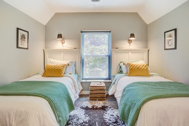 Ზემოთ საძინებელში არის 2 ორადგილიანი საწოლი, ოთახის გამუქებული ფერები და მისასალმებელი დიზაინი ფერებით, ასევე, სრული კომოდი და კარადა.