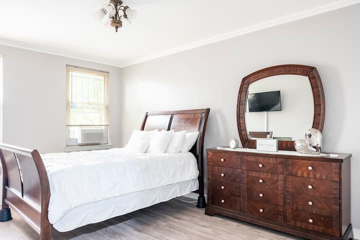 Beautiful Home, Parking On Premises , Comfy, Quiet - Morris Park - Bronx NY