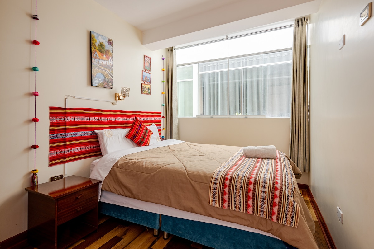 غرفة نوم مع سرير بحجم كوين ومرتبة مريحة وبطانيات دافئة للغاية. يحتوي على خزائن ملابس مدمجة وإضاءة طبيعية، مما يخلق جوًا عصريًا ومريحًا ومثاليًا للراحة الكاملة.