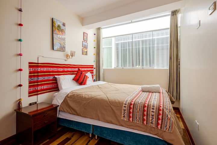 Spavaća soba s bračnim krevetom, udobnim madracem i vrlo toplim pokrivačima. Ima ugrađene ormare i prirodno osvjetljenje, stvarajući modernu, ugodnu i savršenu atmosferu za potpuni odmor.