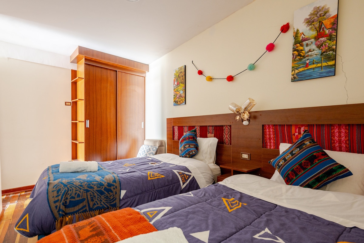 غرفة نوم مع سريرين كاملين ومراتب مريحة وبطانيات دافئة. يحتوي على خزائن مدمجة وأجواء مريحة، وهو مثالي للاستمتاع براحة هادئة ومريحة.