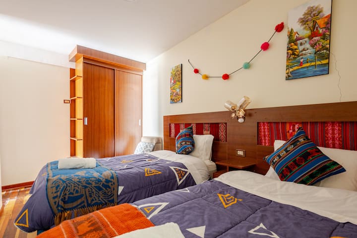 Spavaća soba s dva bračna kreveta, udobnim madracima i toplim pokrivačima. Ima ugrađene ormare i ugodnu atmosferu, idealnu za uživanje u mirnom i udobnom odmoru.