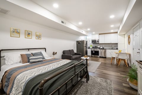 Fully equipped Basement suite - Near UD / Main St.