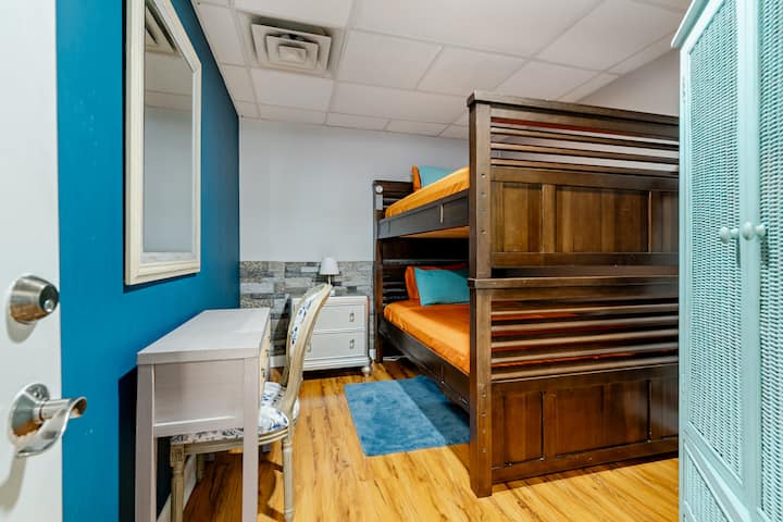 Ya sea que se hospeden juntos niños, amigos o familiares, esperamos que esta habitación esté llena de risas, buenas conversaciones y una noche de sueño maravillosa después de un día de crear recuerdos.