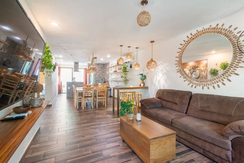 Top Airbnb: Enchanted Laguna Retreat: Pool Paradise Hideaway in Leandro Valle