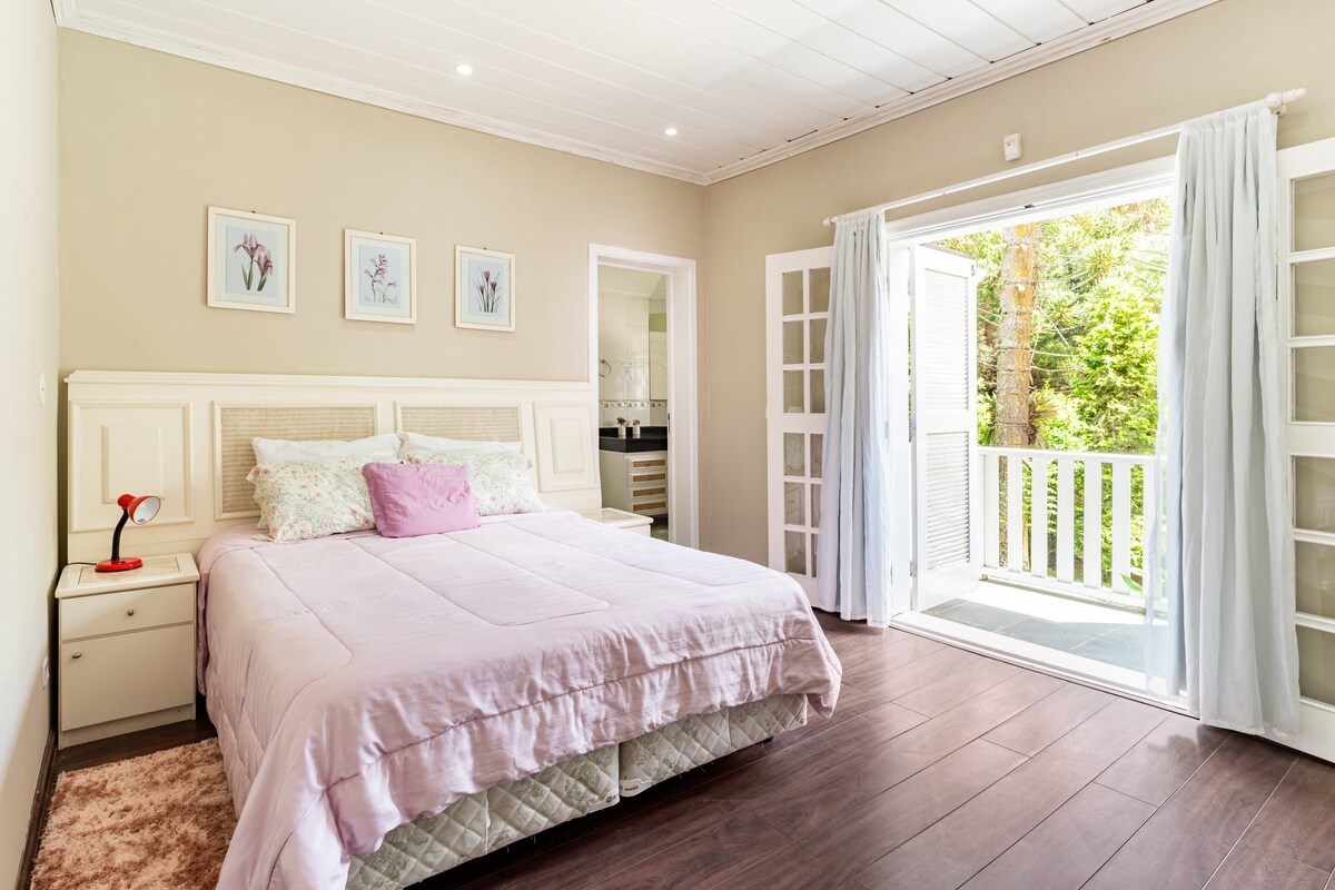 Il letto è composto da: 
> 1 lenzuolo inferiore,
> 1 trapunta, 
> 1 manta  e
> 2 asciugamani da bagno