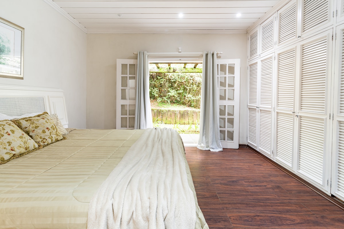 Il letto è composto da: 
> 1 lenzuolo inferiore,
> 1 trapunta, 
> 1 manta  e
> 2 asciugamani da bagno.